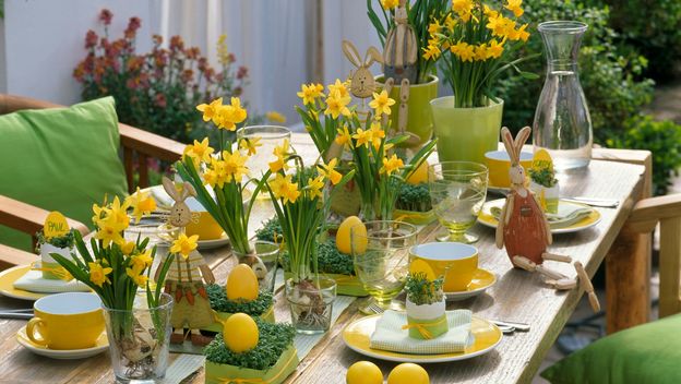 Uskrsni stol ukrašen narcisima
