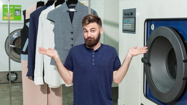 Kemijska čistionica i zbunjena osoba