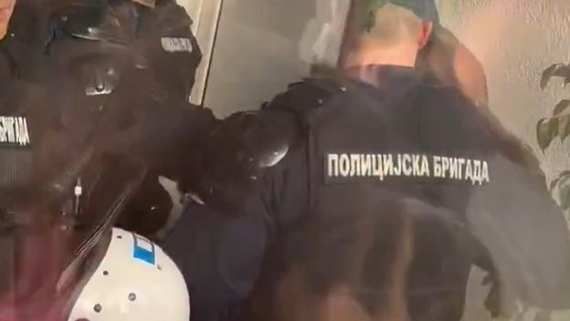 Drama ispred dvorane