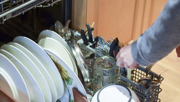 9 kuhinjskih predmeta koje nikad ne biste smjeli prati u perilici posuđa