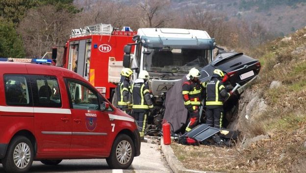 U prometnoj nesreći poginuo vozač automobila - 2