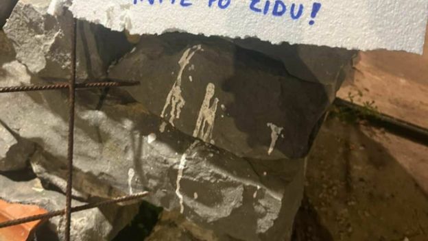 Neobične mrlje i bizarna poruka prolaznicima u Dalmaciji