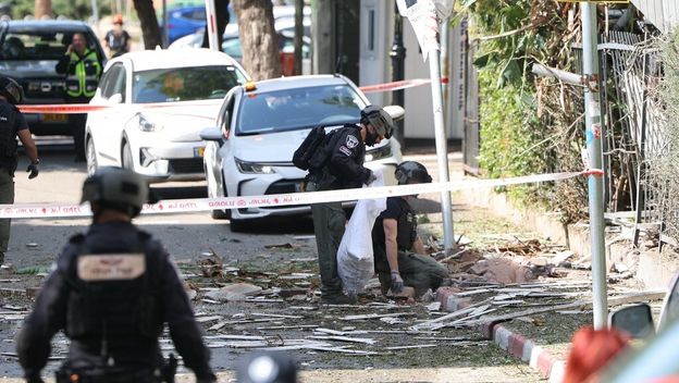 Izraelske sigurnosne snage i hitne službe okupljaju se na mjestu iranskog napada u Givatayimu, u središtu Izraela