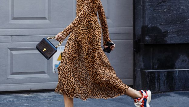 Haljina i tenisice sjajan su spoj