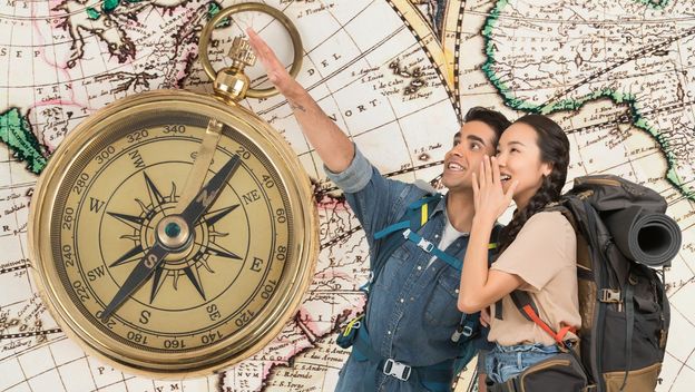 Svjetski putnici i karta svijeta s kompasom