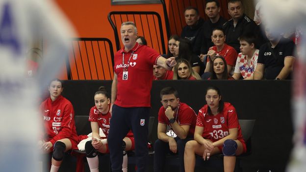 Ivica Obrvan i rukometašice