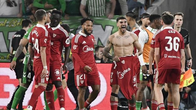 Isaac Romero i igrači Seville