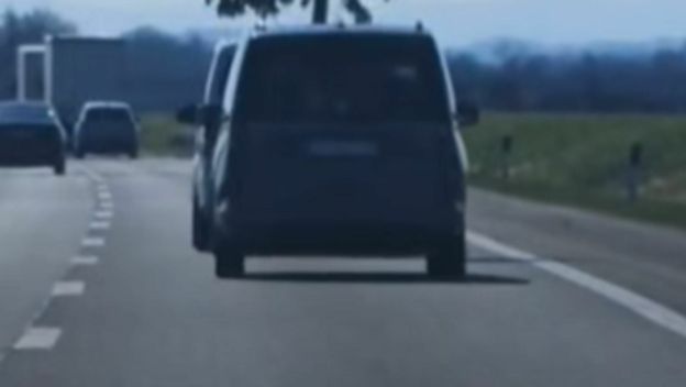 Automobil koji prevozi stablo na autocesti