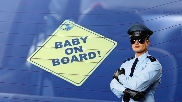Naljepnica dijete u vozilu i policajac
