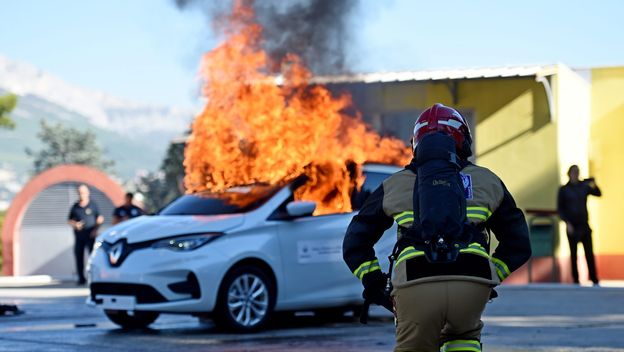 Zapaljeno vozilo, ilustracija