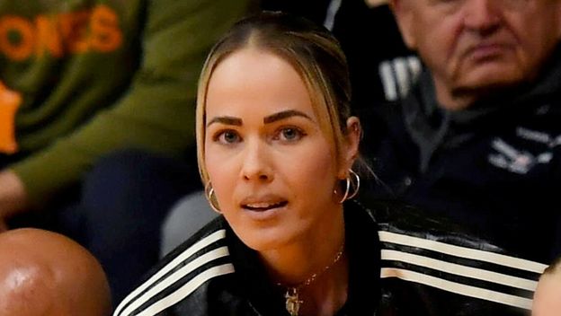 Antonija Mišura Sandrić u cargo hlačama i robusnim čizmama na košarkaškoj utakmici - 4