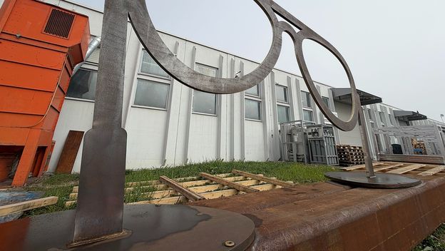 Skulptura naočala u procesu izrade