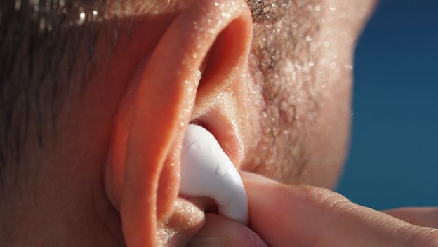 Muškarac namješta slušalicu u uho