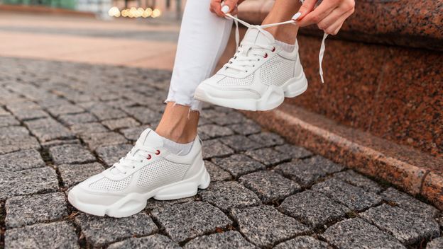 Žena u bijelim tenisicama