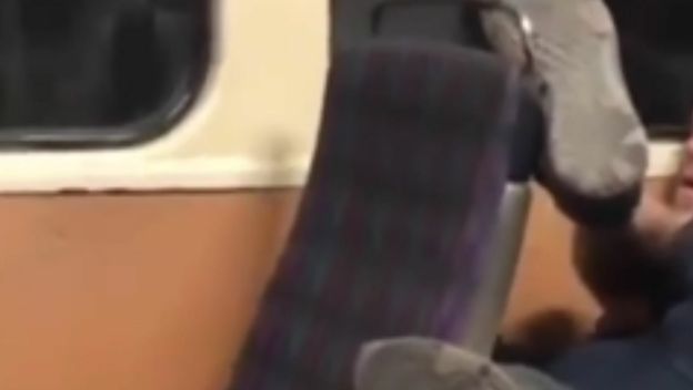 Neobična poza spavanja u tramvaju