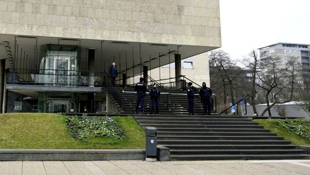 Policija pred Gradskim poglavarstvom