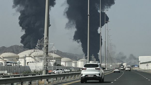 Dim iznad velikog energetskog postrojenja Fujairah u UAE-u.