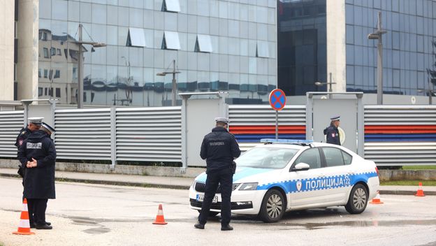 Policija pred zgradom Vlade Republike Srpske