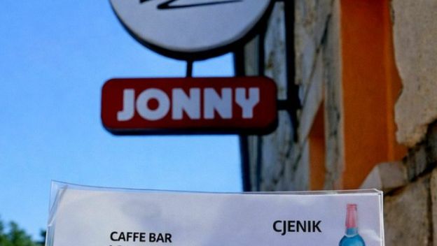 Znak iznad ulaza u kafić i nekoliko različitih imena