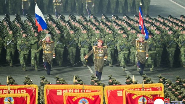 Ruski i sjevernokorejski vojnici u mimohodu