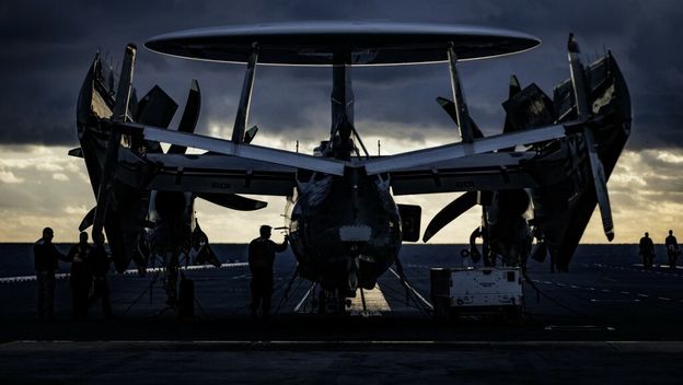 E-2D Advanced Hawkeye na palubi nosača zrakoplova