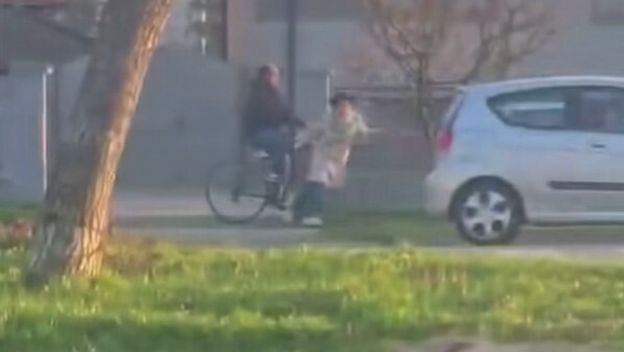 Nalet biciklista na pješakinju