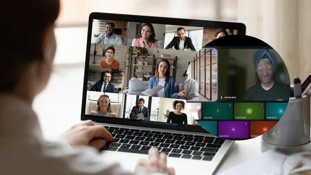 Internetski sastanak i djevojka s maskom na licu