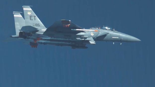 F-15 Strike Eagle ispušta bombu GBU-72
