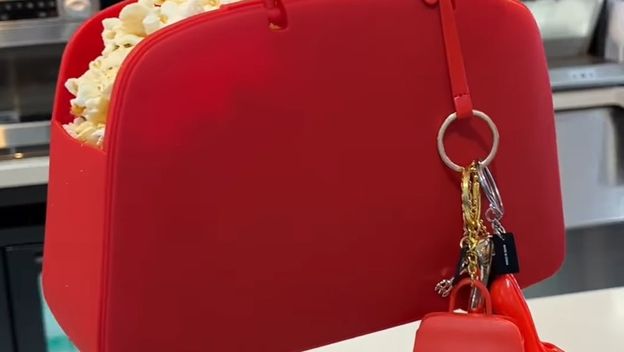 Torbica s kokicama za film Vrag nosi Pradu 2