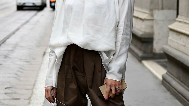 Bijela bluza je modni klasik