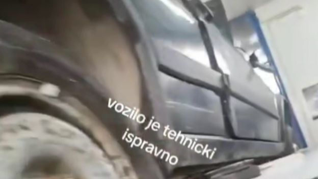 Golf 2 na dizalici automehaničarske radionice