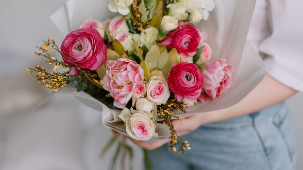 Žena drži cvijeće