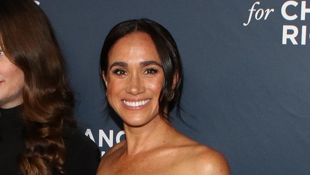Meghan Markle u minimalističkoj crnoj haljini i crnim sandalama - 4