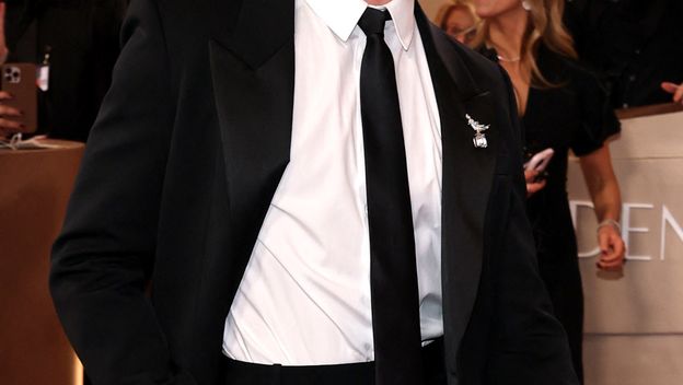 Connor Storrie u odijelu na Zlatnim globusima