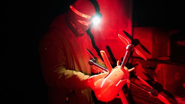 Ukrajinski vojnik priprema presretački dron