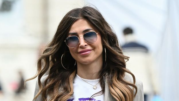 Ljepotica sa špice u efektnoj majici