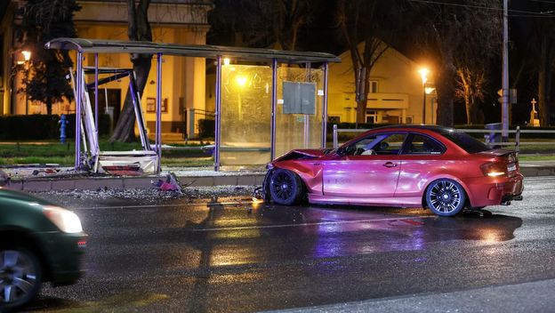 Automobilom se zabio u tramvajsku stanicu