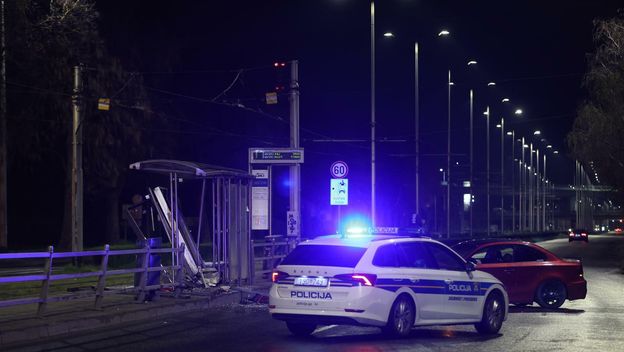 Automobilom se zabio u tramvajsku stanicu