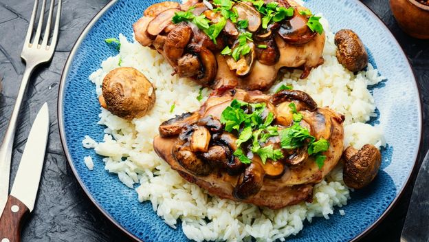 Piletina s gljivama ukusno je jelo koje možete servirati s prilogom po želji
