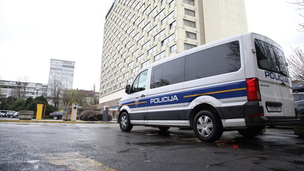 USKOK ispred sjedišta Hrvatskog skijaškog saveza - 2