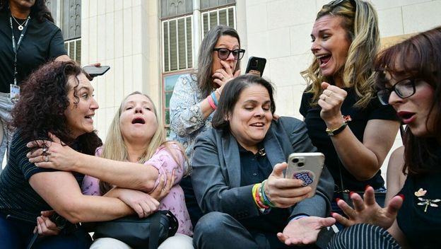 Odvjetnica s obitelji žrtava ispred suda u Los Angelesu nakon izricanja presude Meti i YouTube-u