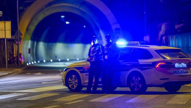 Policija ispred tunela, ilustracija