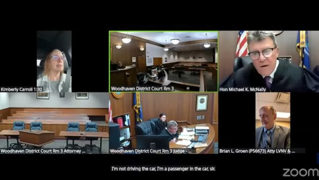 Online ročište na koje se okrivljenica javila dok vozi