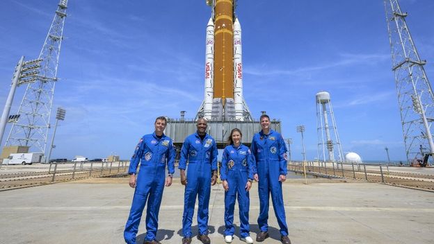 Posada misije Artemis II ispred SLS rakete