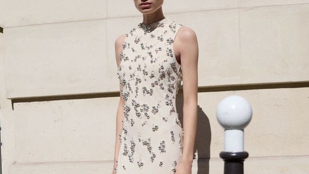 Duga haljina s izvezenim kuglicama