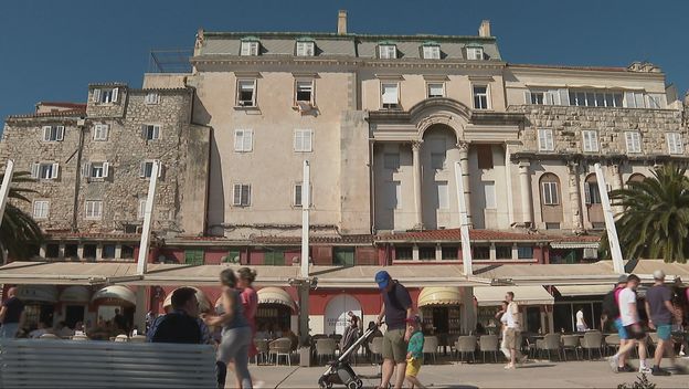 Zlatni splitski kvadrati zjape prazni