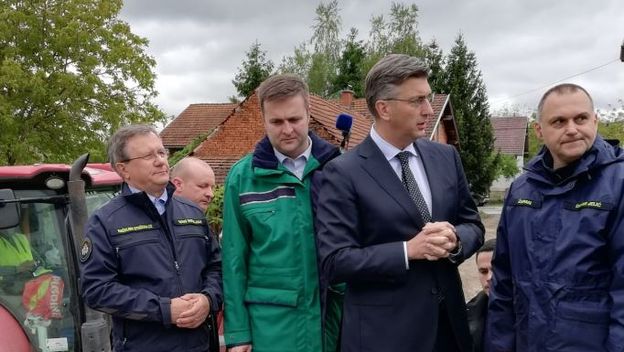 Premijer Plenković i ministar Ćorić u posjeti ugroženom području (Foto: Dnevnik.hr)