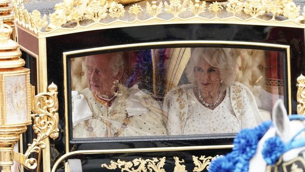 Kralj Charles i Camilla Parker Bowles u kočiji