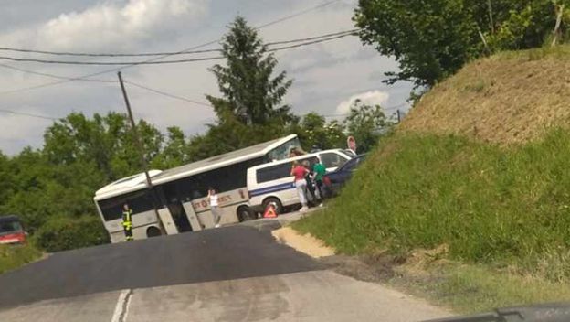 Autobus sletio s ceste