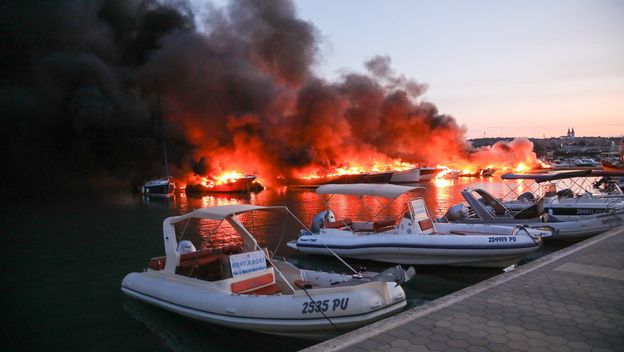 U Marini Medulin požar zahvatio velik broj brodica - 6